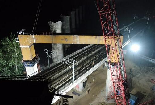 国内跨高速铁路最大钢横梁顺利吊装到位